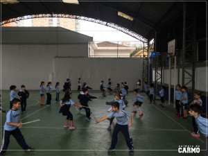 Alunos aprendem os princípios da esgrima