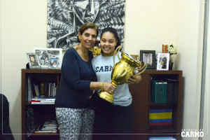 A aluna Vitória Louzada e a diretora do Colégio do Carmo, Renata Gaia.