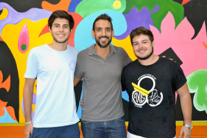 Frederico Figueiredo e Thaless Cardoso com o coordenador pedagógico do Ensino Médio, Fábio Gaia.